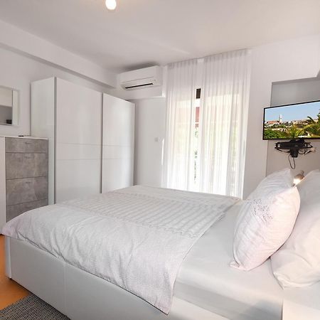 Apartment Sambris No 1 เวอร์ซาร์ ภายนอก รูปภาพ