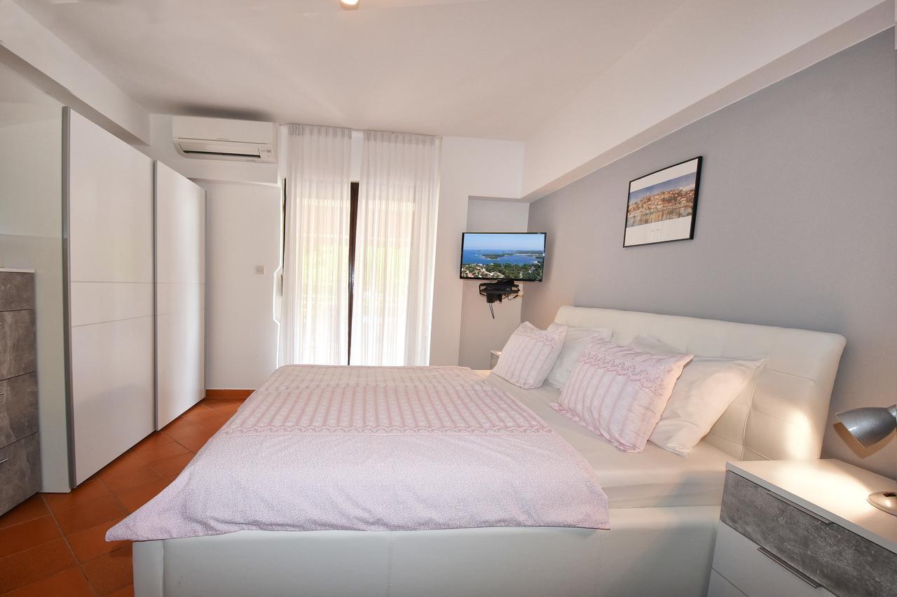 Apartment Sambris No 1 เวอร์ซาร์ ภายนอก รูปภาพ