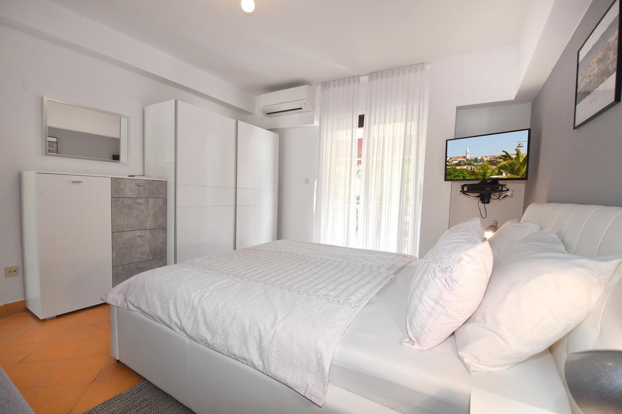 Apartment Sambris No 1 เวอร์ซาร์ ภายนอก รูปภาพ