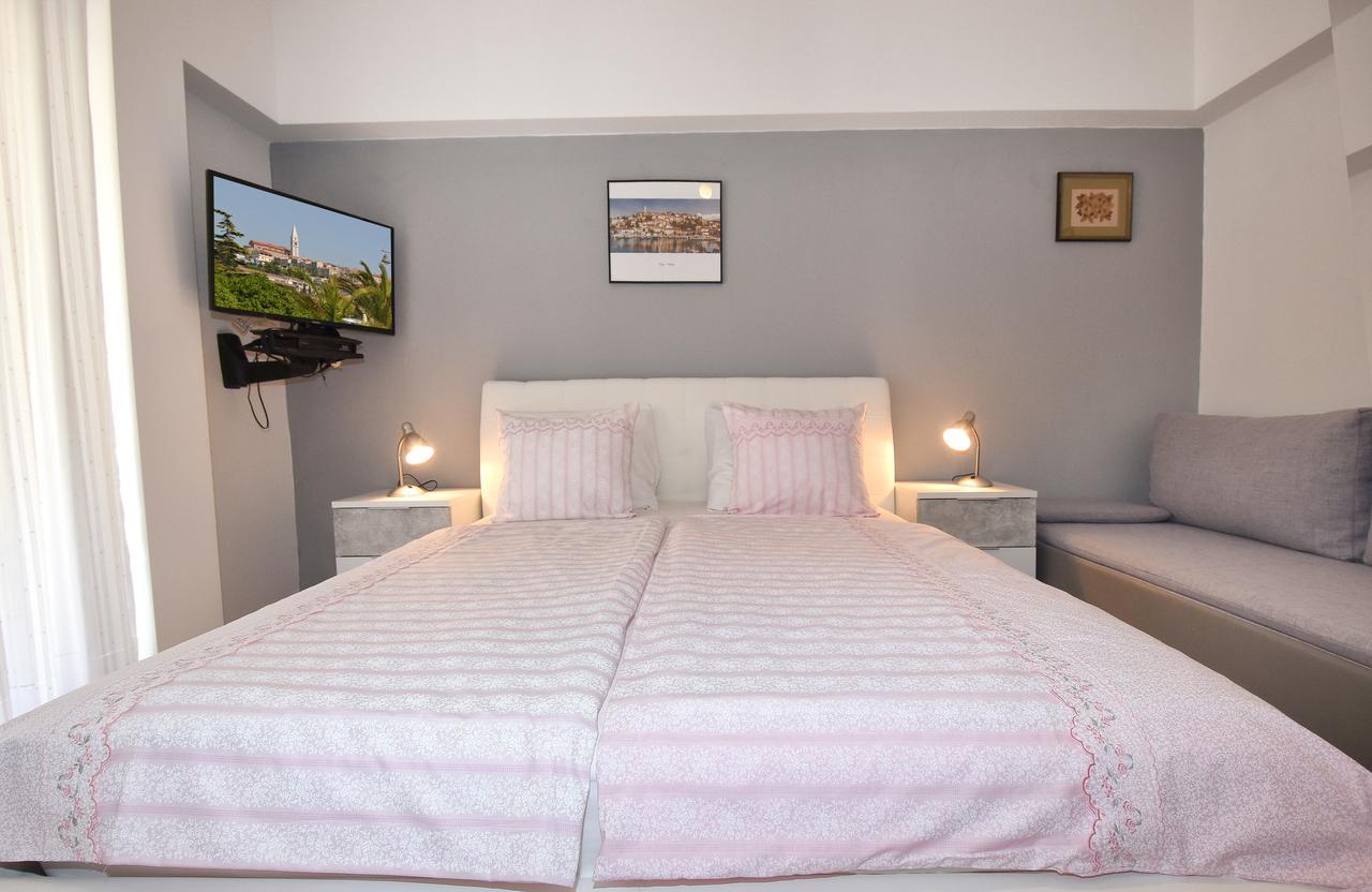 Apartment Sambris No 1 เวอร์ซาร์ ภายนอก รูปภาพ