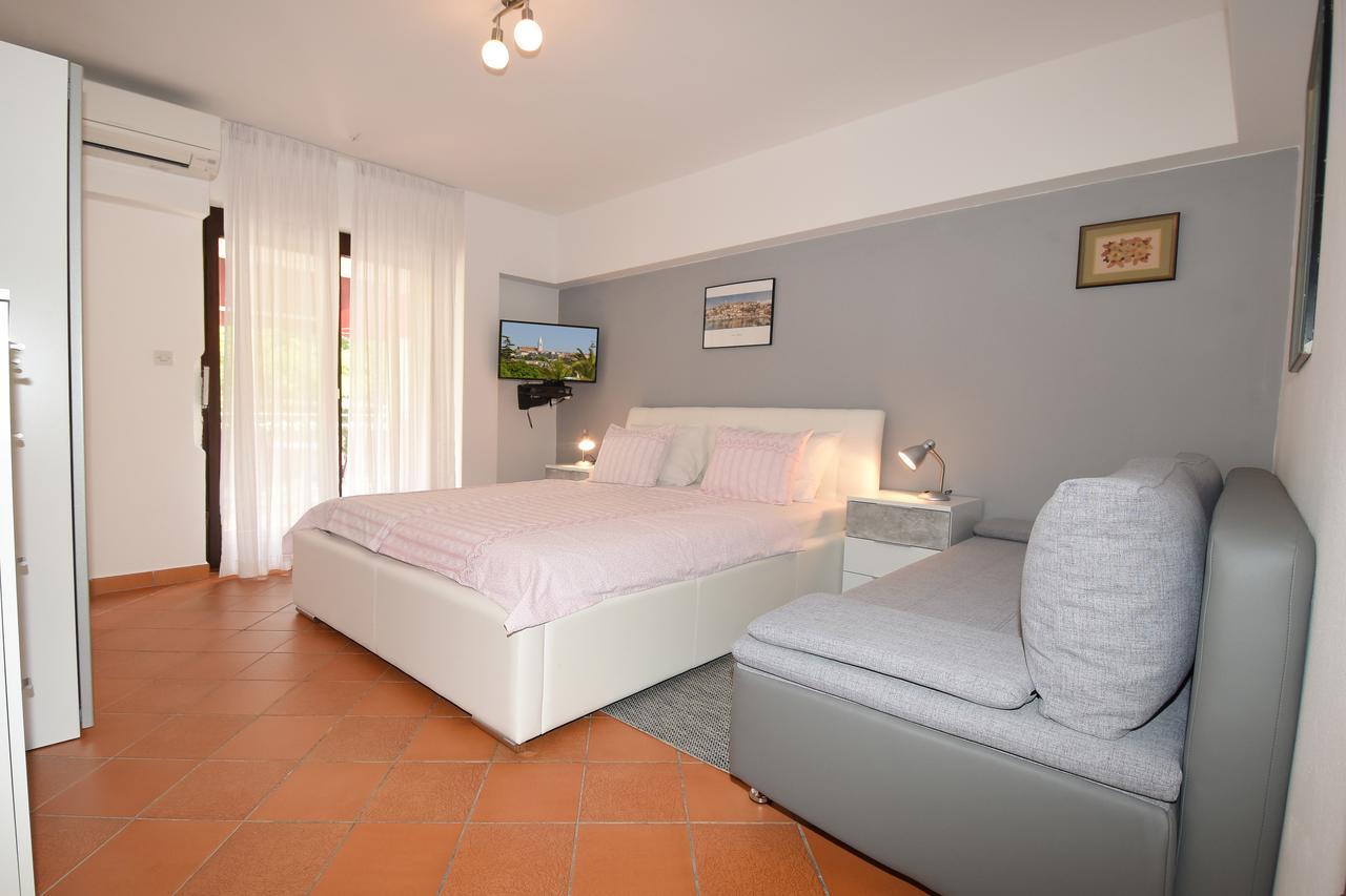 Apartment Sambris No 1 เวอร์ซาร์ ภายนอก รูปภาพ